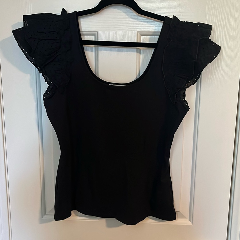 Sofia Vergara Black sleeveless summer top.